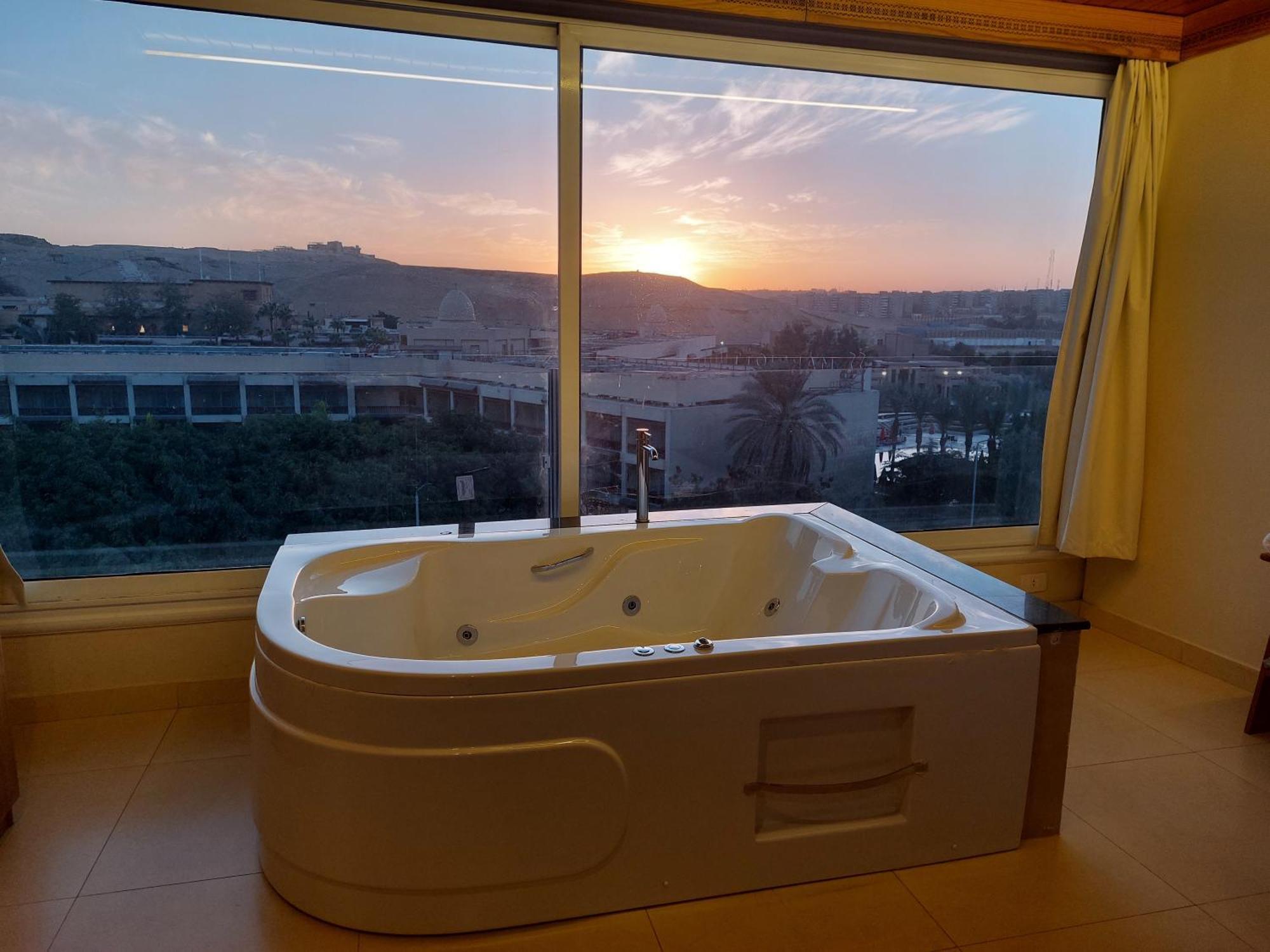 Doudou Pyramids View Hotel Kafret el-Gabal Extérieur photo