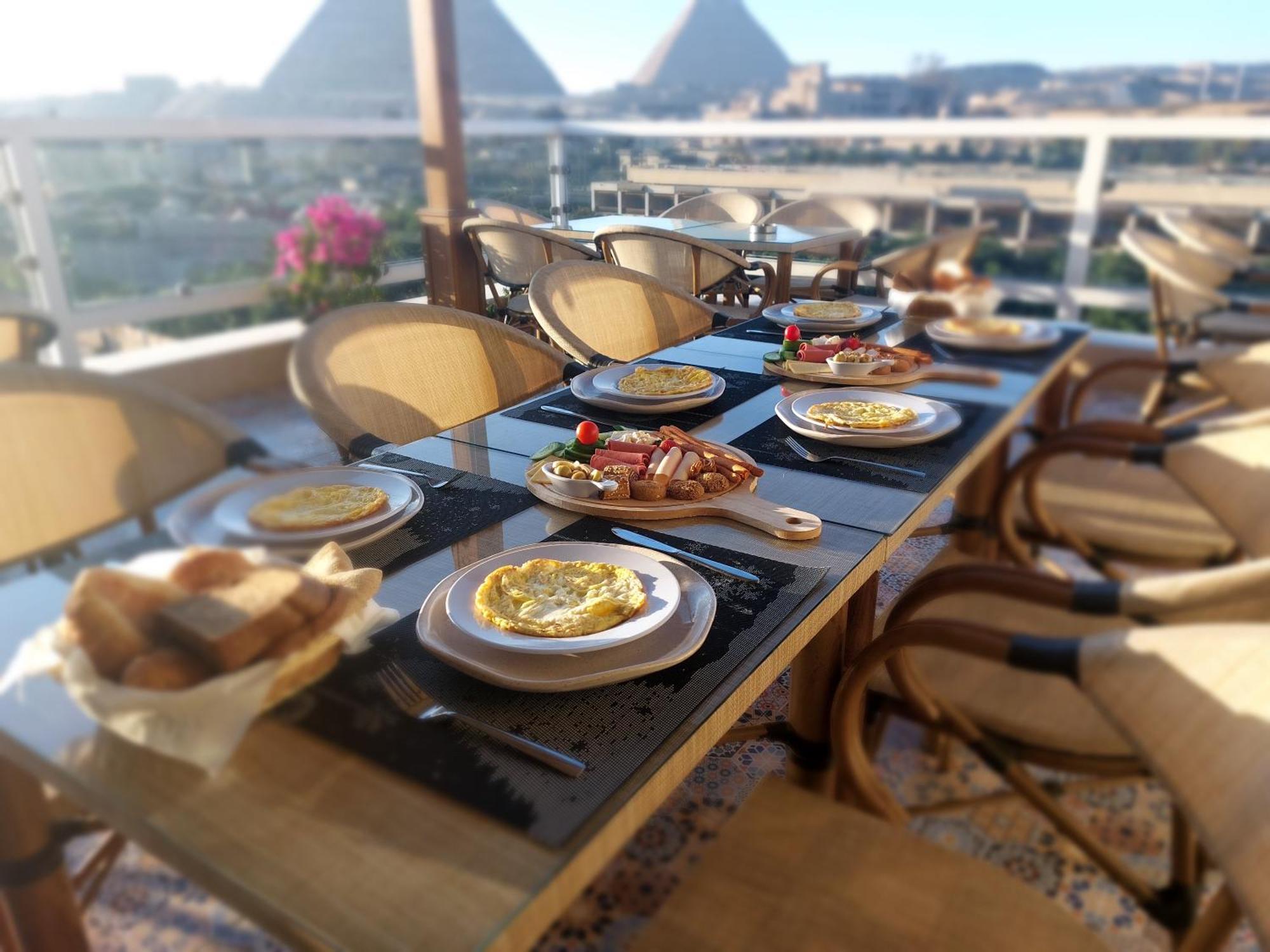 Doudou Pyramids View Hotel Kafret el-Gabal Extérieur photo