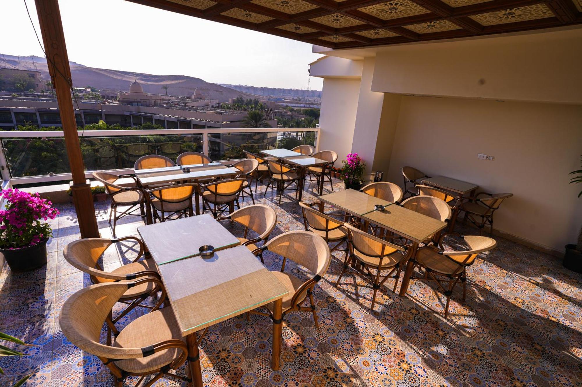 Doudou Pyramids View Hotel Kafret el-Gabal Extérieur photo